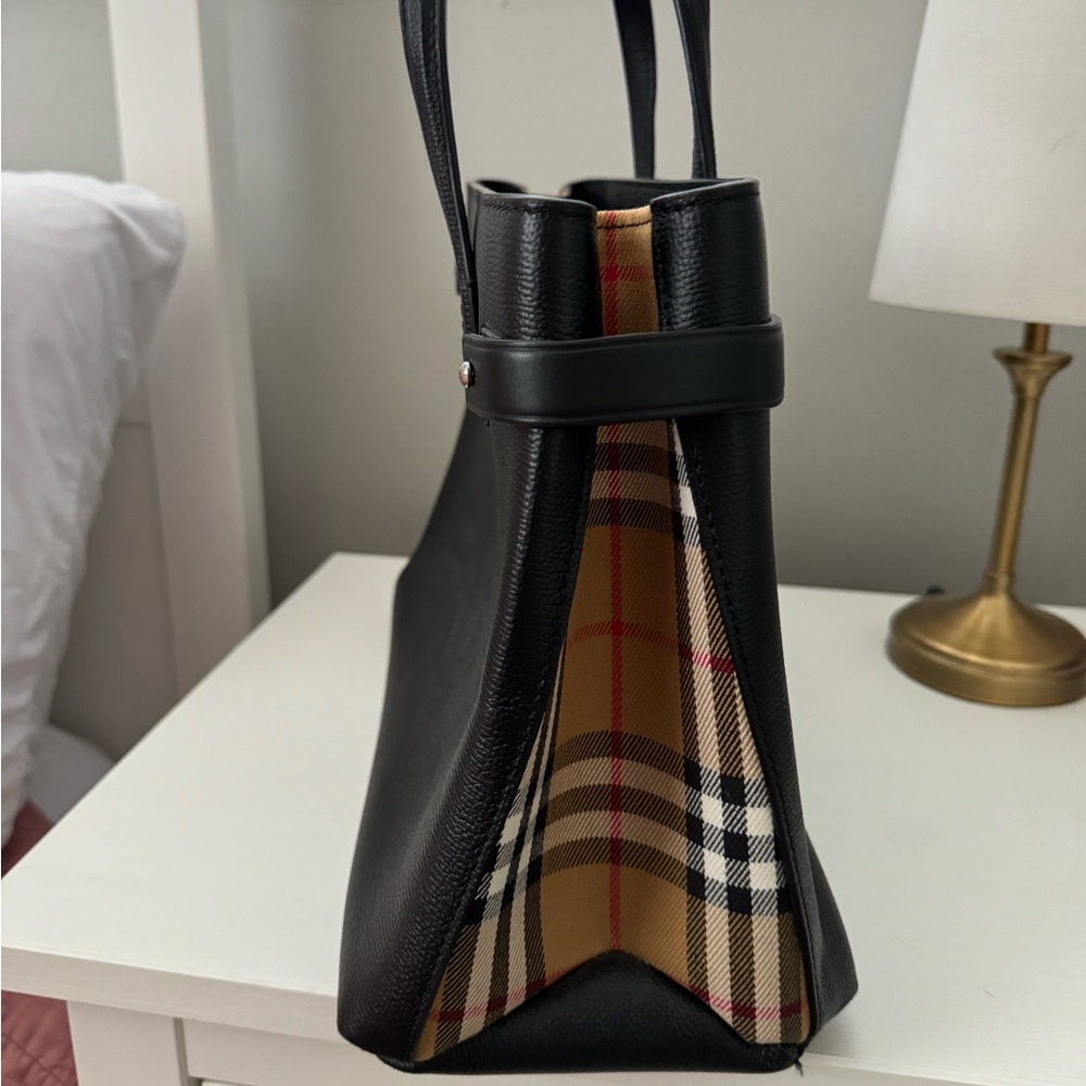 Burberry bag with small stitch issue on corner of bag. See pictures. - Picture 3 of 5